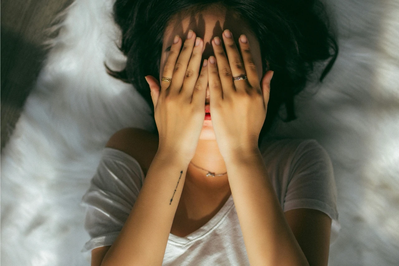 Photo d'une femme souffrant de stress et d'anxiété, ayant besoin d'une séance de réflexologie