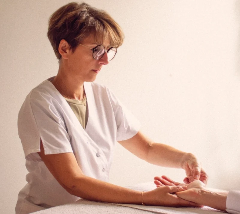 Photo de Sophie Didier, Réflexologue Plantaire, Palmaire et Faciale, pendant une séance de réflexologie à son cabinet de Montmorency